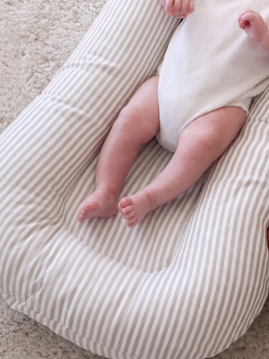 Νέας γενιάς cocoon Safe-Lounge Baby Nest - Stripes Beige