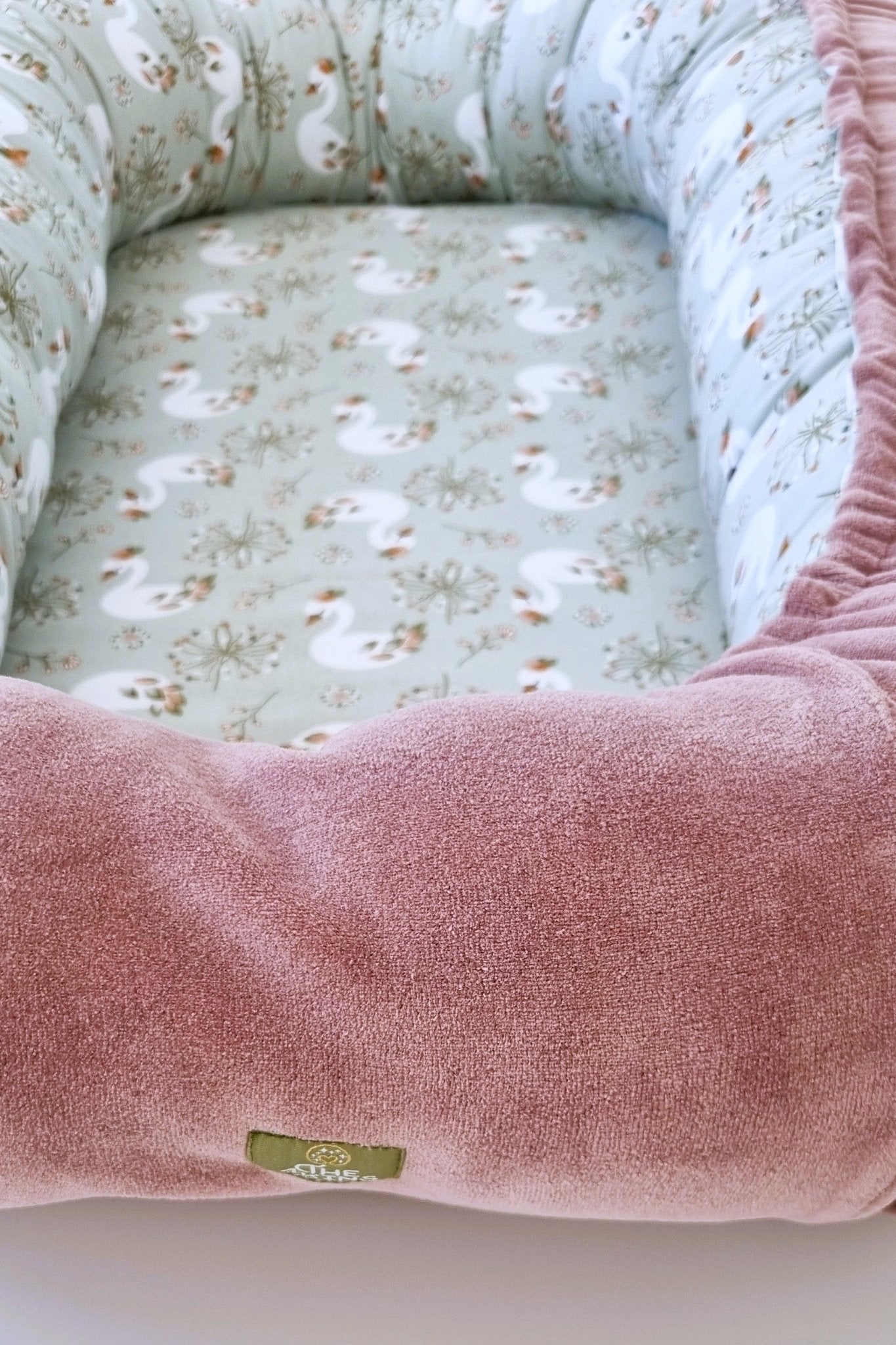 Λεπτομέρεια υφάσματος Baby Nest Swanlake με ρομαντικούς κύκνους