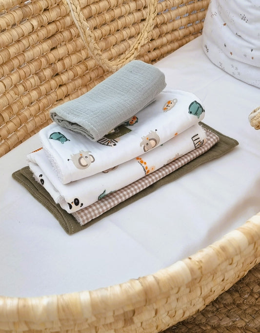 Σετ Daily Rituals με 5 βρεφικά πανάκια φροντίδας από λευκή οργανική μουσελίνα και βαμβακερή πετσέτα σε διάφορα μεγέθη.