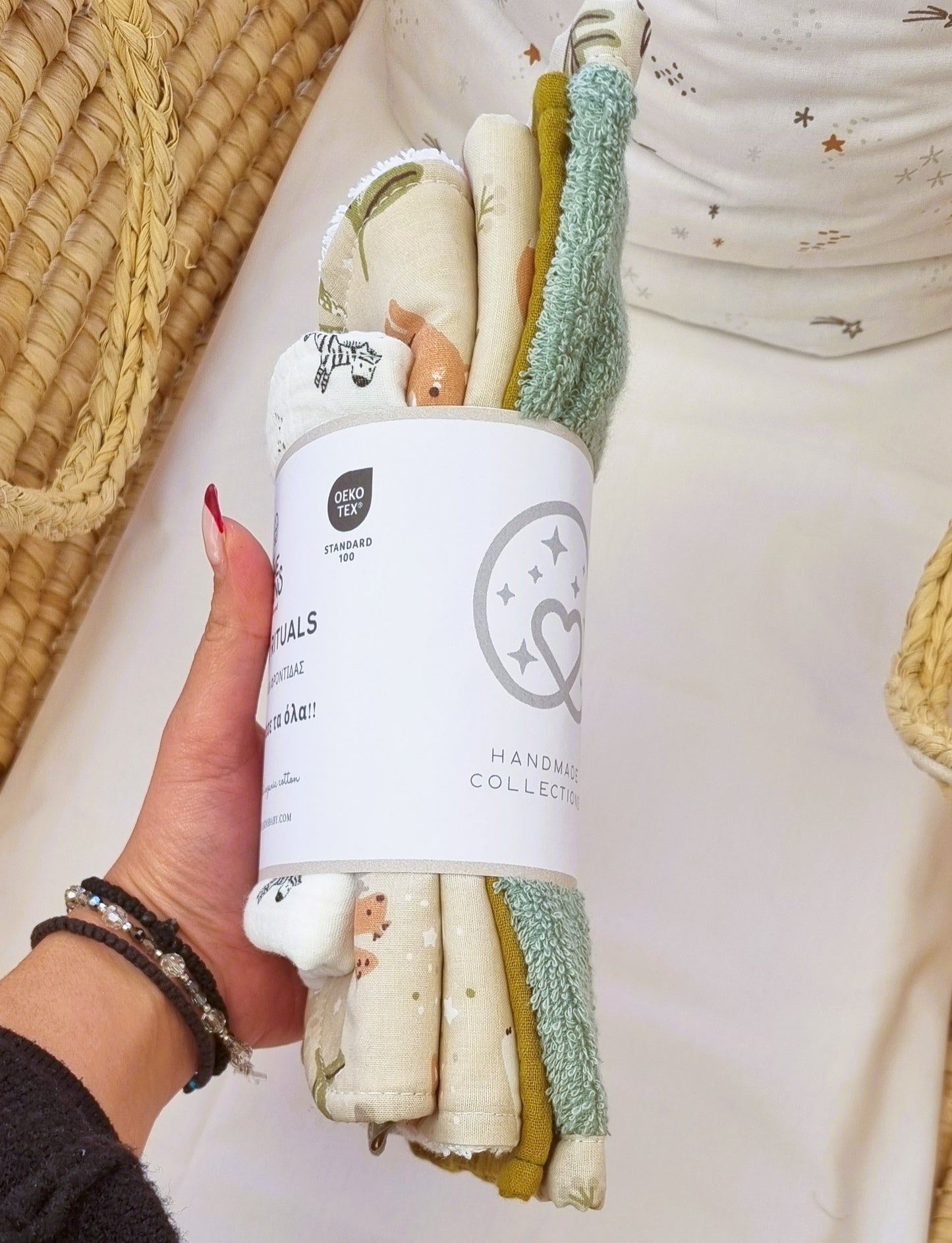 Σετ Daily Rituals με 5 βρεφικά πανάκια φροντίδας από λευκή οργανική μουσελίνα και βαμβακερή πετσέτα σε διάφορα μεγέθη.