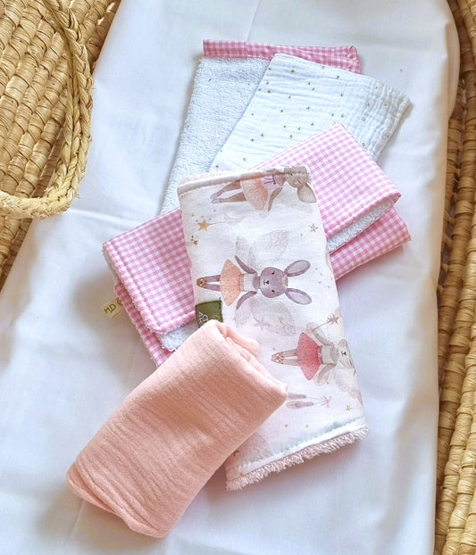 Σετ Daily Rituals με 5 βρεφικά πανάκια φροντίδας από λευκή οργανική μουσελίνα και βαμβακερή πετσέτα σε διάφορα μεγέθη.