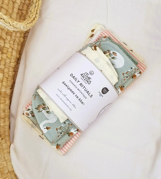 Σετ Daily Rituals με 5 βρεφικά πανάκια φροντίδας από λευκή οργανική μουσελίνα και βαμβακερή πετσέτα σε διάφορα μεγέθη.