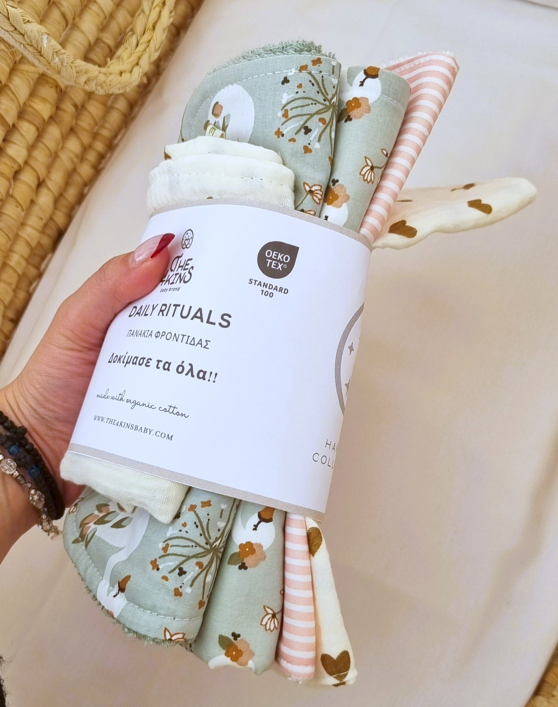 Σετ Daily Rituals με 5 βρεφικά πανάκια φροντίδας από λευκή οργανική μουσελίνα και βαμβακερή πετσέτα σε διάφορα μεγέθη.