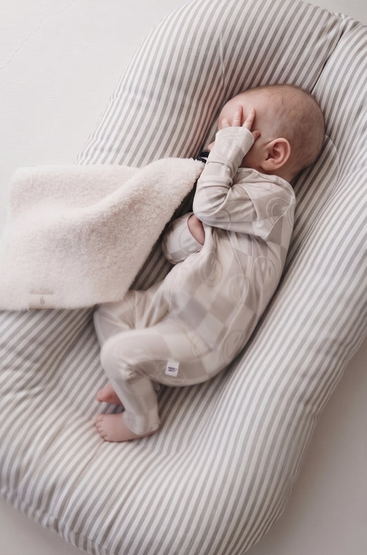 Νέας γενιάς cocoon Safe-Lounge Baby Nest - Stripes Grey