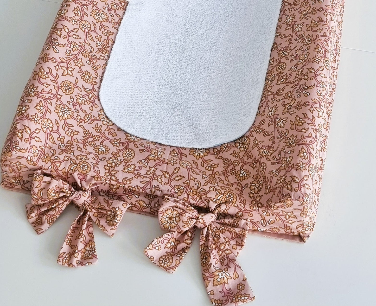 Υφασμάτινο κάλυμμα αλλαξιέρας The4kins σε διάσταση 70x50.