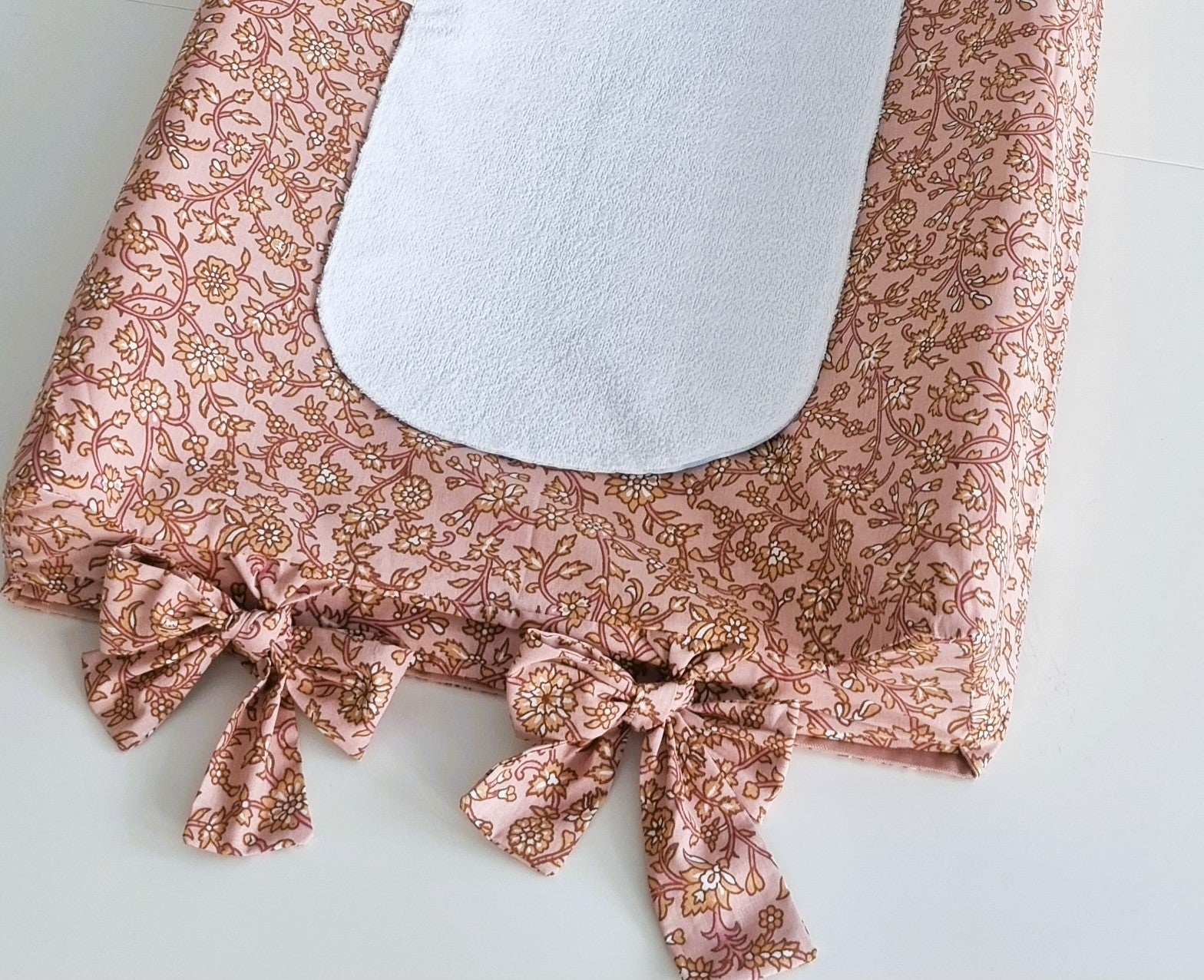 Υφασμάτινο κάλυμμα αλλαξιέρας The4kins σε διάσταση 70x50.