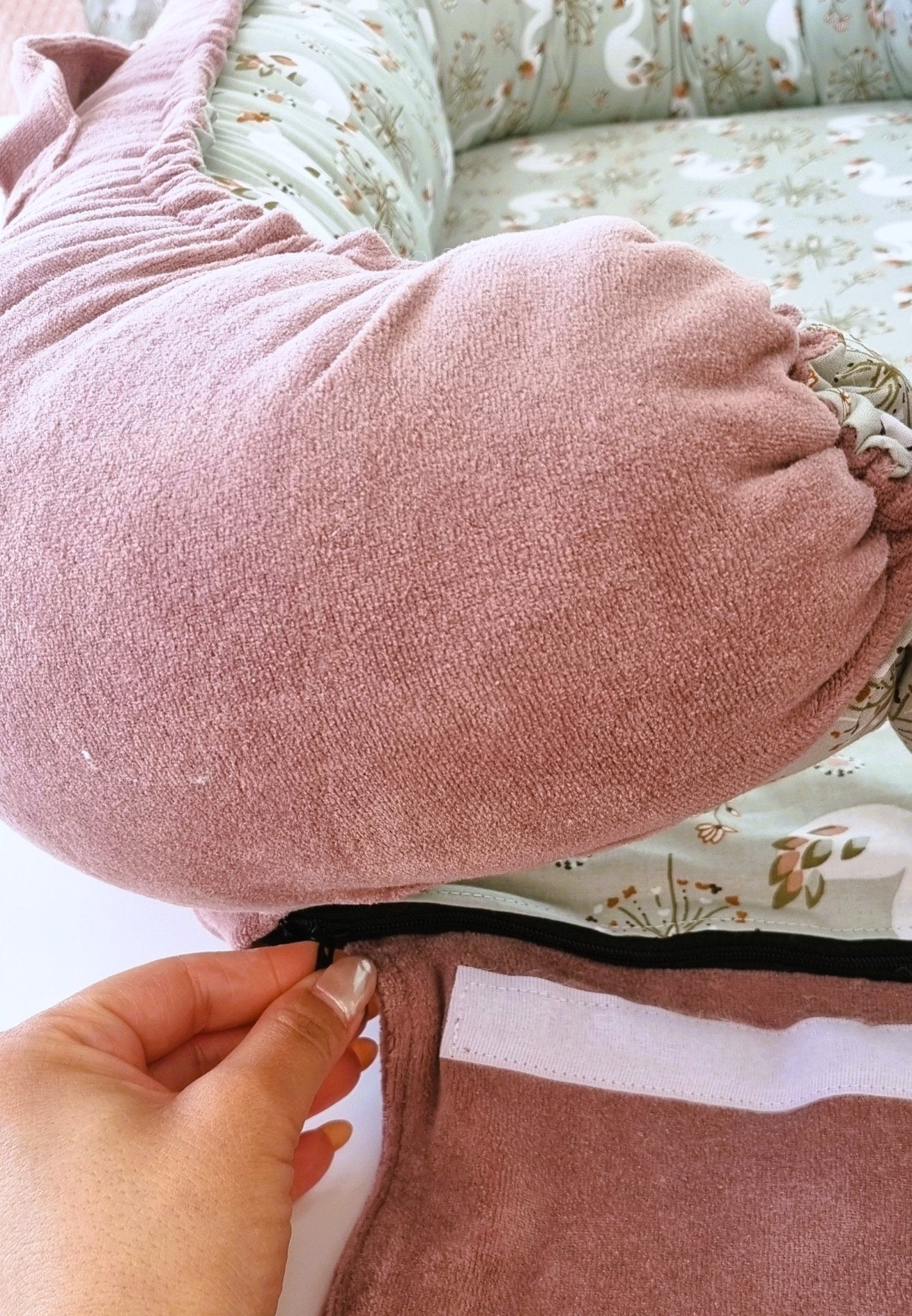 Λεπτομέρεια υφάσματος Baby Nest Swanlake με ρομαντικούς κύκνους