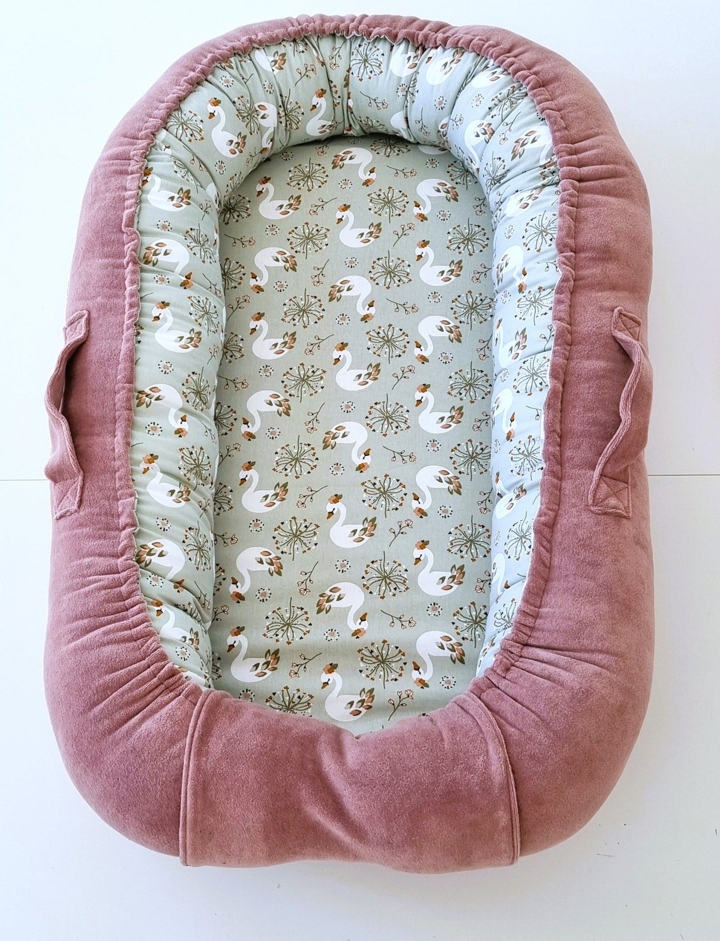 Λεπτομέρεια υφάσματος Baby Nest Swanlake με ρομαντικούς κύκνους