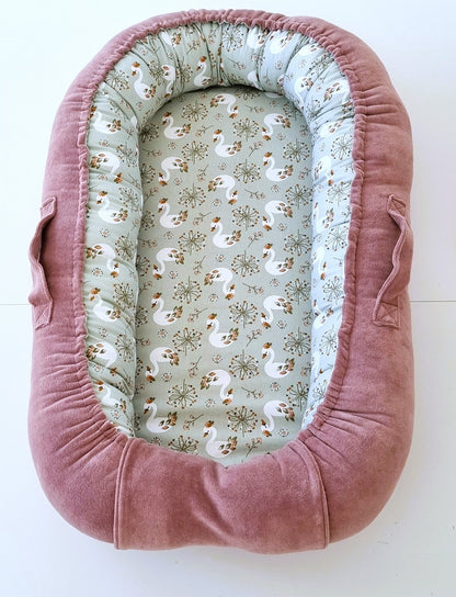 Λεπτομέρεια υφάσματος Baby Nest Swanlake με ρομαντικούς κύκνους