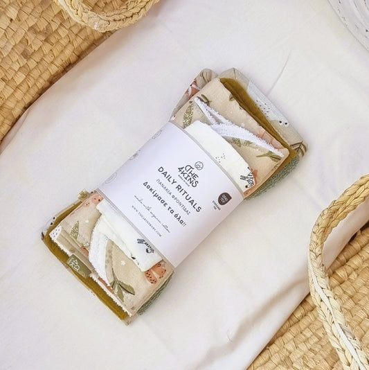 Σετ Daily Rituals με 5 βρεφικά πανάκια φροντίδας από λευκή οργανική μουσελίνα και βαμβακερή πετσέτα σε διάφορα μεγέθη.