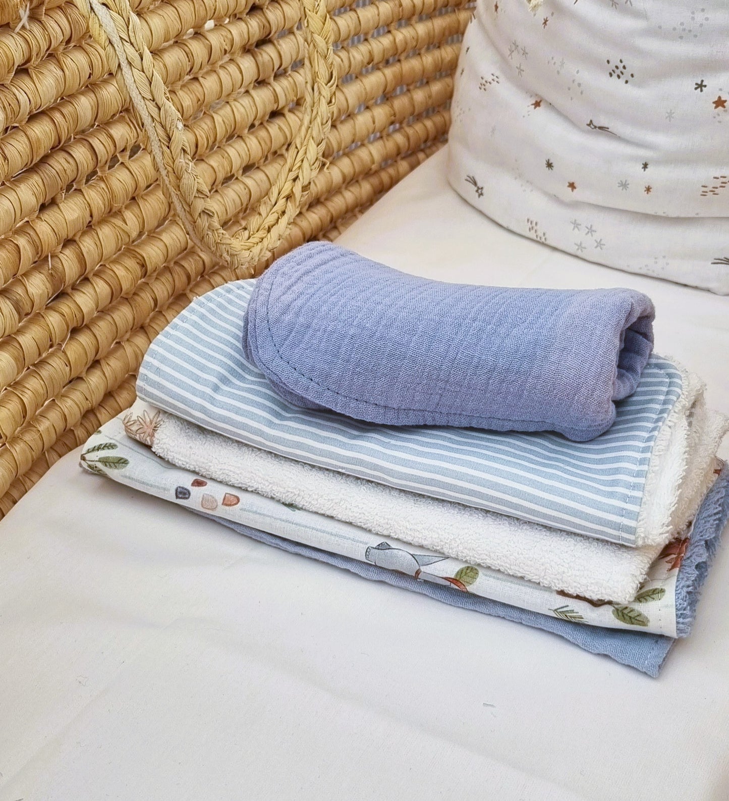 Σετ Daily Rituals με 5 βρεφικά πανάκια φροντίδας από λευκή οργανική μουσελίνα και βαμβακερή πετσέτα σε διάφορα μεγέθη.