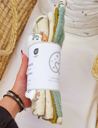 Σετ Daily Rituals με 5 βρεφικά πανάκια φροντίδας από λευκή οργανική μουσελίνα και βαμβακερή πετσέτα σε διάφορα μεγέθη.