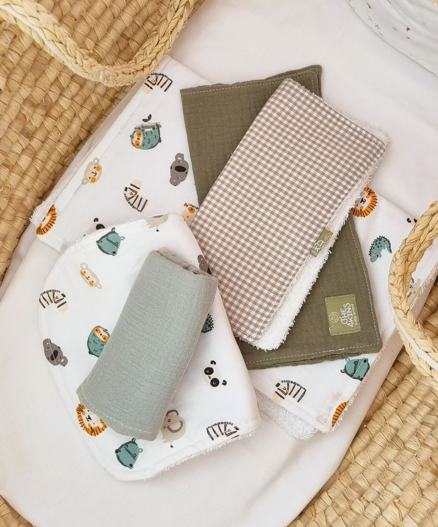 Σετ Daily Rituals με 5 βρεφικά πανάκια φροντίδας από λευκή οργανική μουσελίνα και βαμβακερή πετσέτα σε διάφορα μεγέθη.