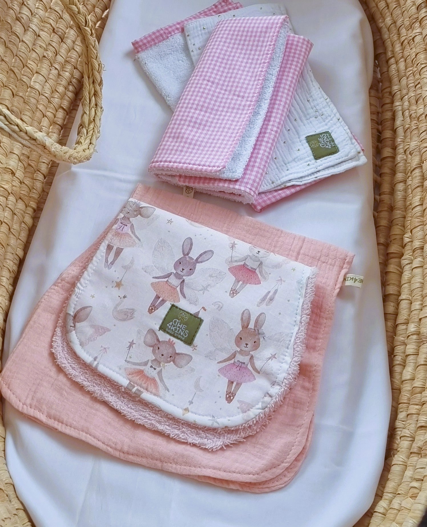 Σετ Daily Rituals με 5 βρεφικά πανάκια φροντίδας από λευκή οργανική μουσελίνα και βαμβακερή πετσέτα σε διάφορα μεγέθη.