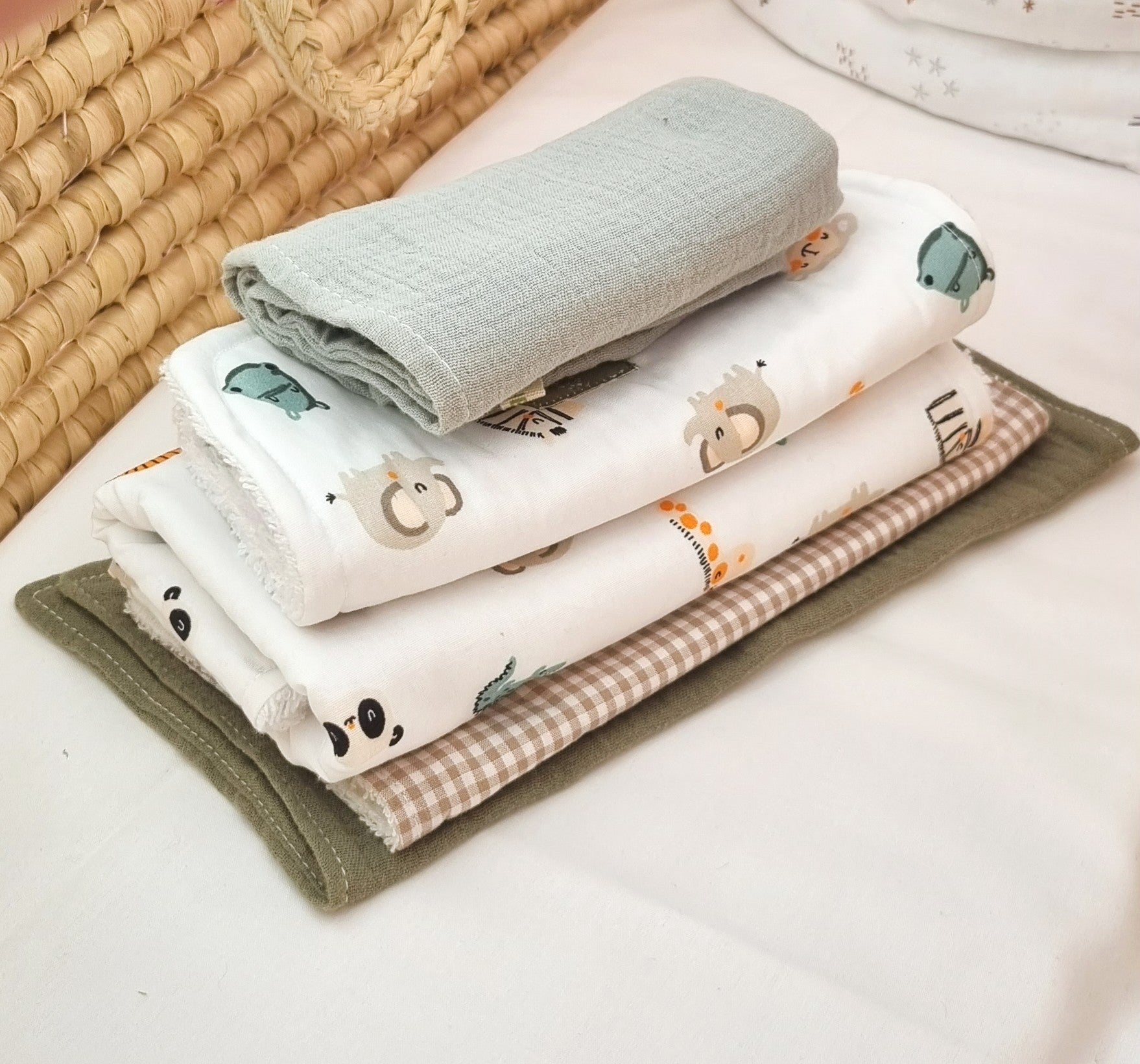 Σετ Daily Rituals με 5 βρεφικά πανάκια φροντίδας από λευκή οργανική μουσελίνα και βαμβακερή πετσέτα σε διάφορα μεγέθη.