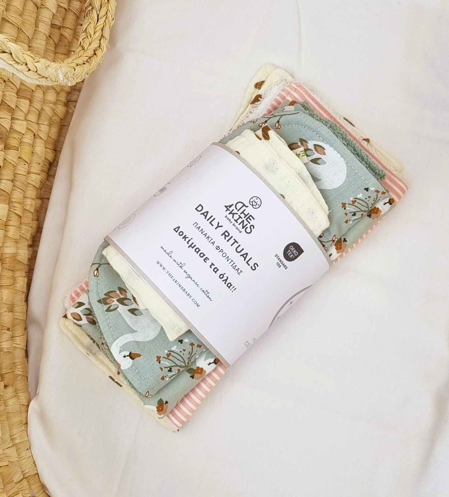 Σετ Daily Rituals με 5 βρεφικά πανάκια φροντίδας από λευκή οργανική μουσελίνα και βαμβακερή πετσέτα σε διάφορα μεγέθη.
