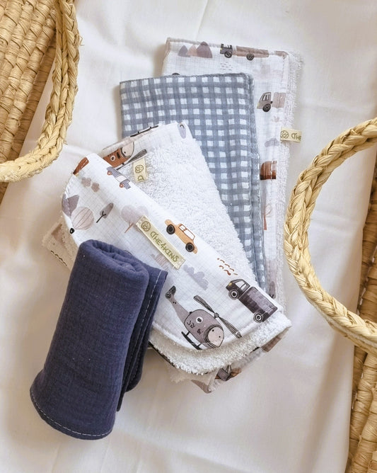 Σετ Daily Rituals με 5 βρεφικά πανάκια φροντίδας από λευκή οργανική μουσελίνα και βαμβακερή πετσέτα σε διάφορα μεγέθη.