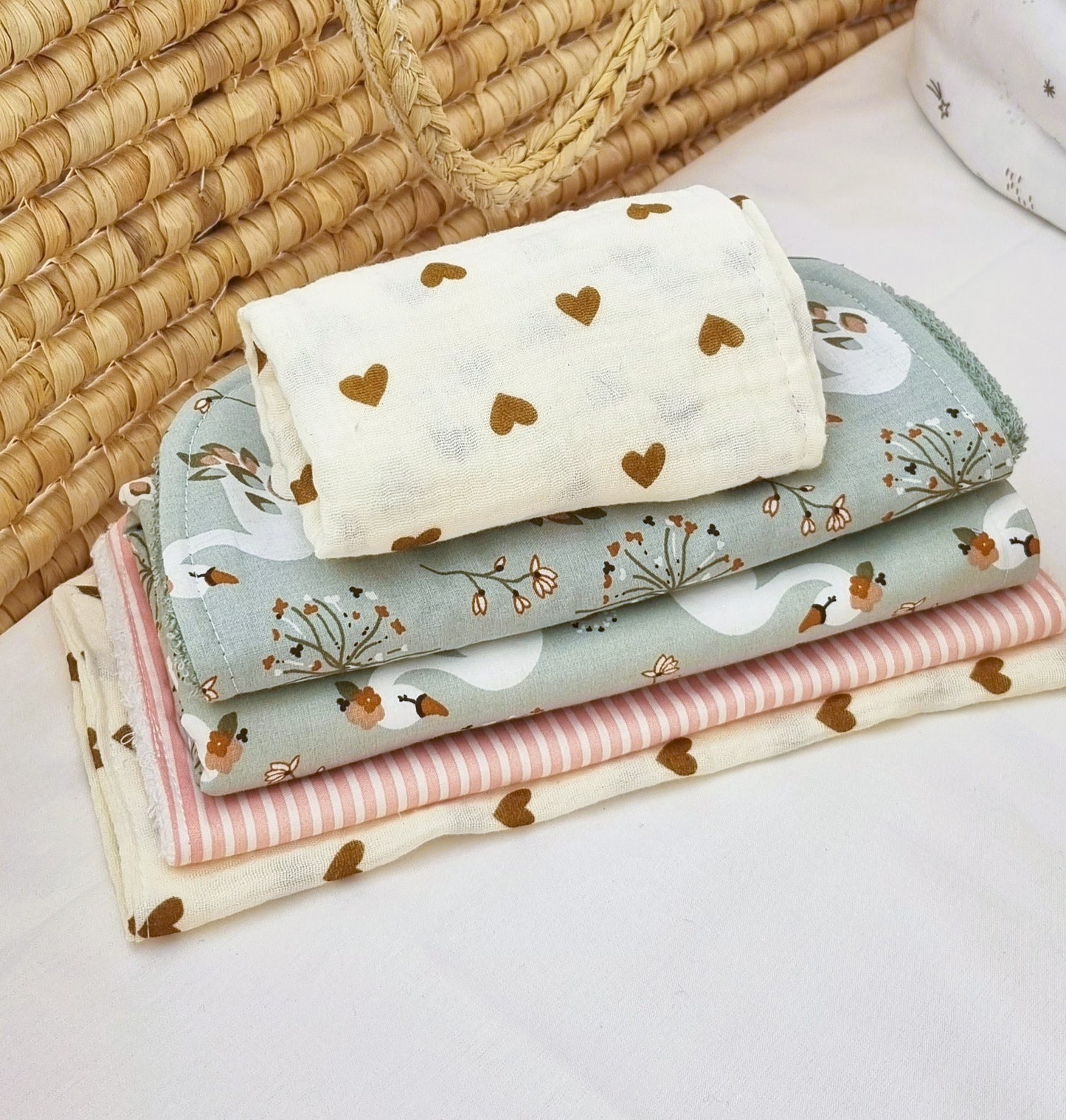 Σετ Daily Rituals με 5 βρεφικά πανάκια φροντίδας από λευκή οργανική μουσελίνα και βαμβακερή πετσέτα σε διάφορα μεγέθη.