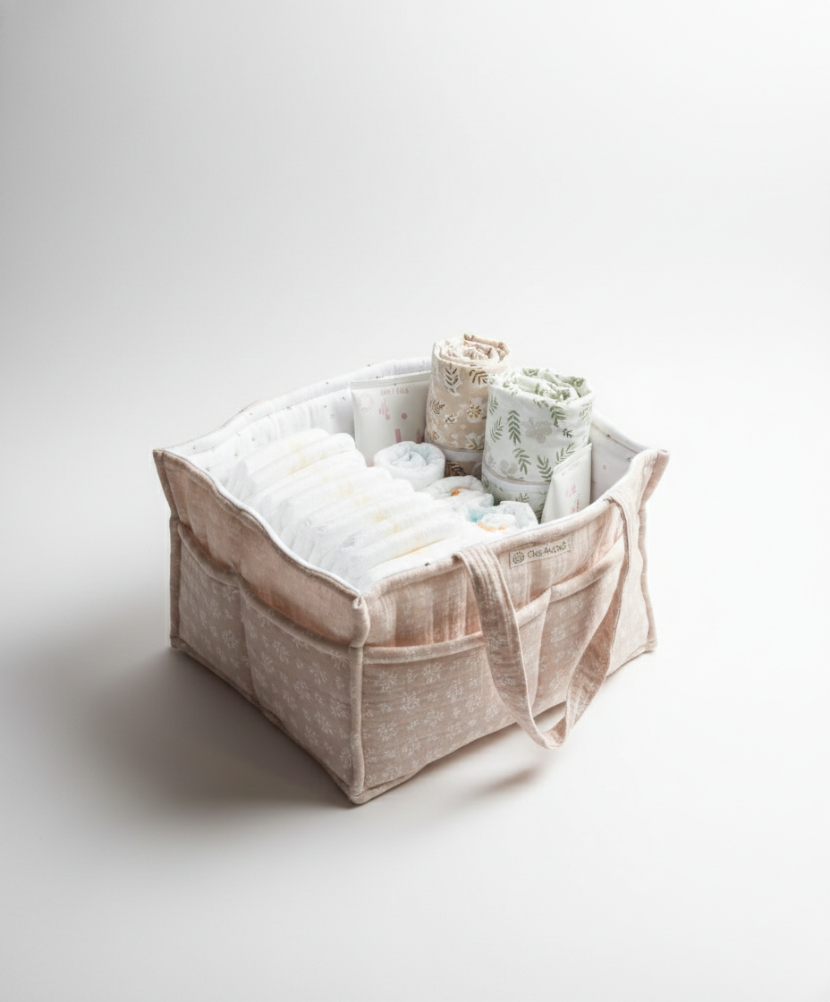 Εσωτερικό Nappy Caddy the4kins με πάνες, μωρομάντηλα και κρέμες για την αλλαγή πάνας.