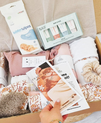 Aνοιχτό Welcome Baby Box με κουβερτούλα minky, υπνόσακο και είδη φροντίδας για τη βαλίτσα μαιευτηρίου