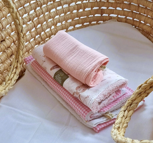 Σετ Daily Rituals με 5 βρεφικά πανάκια φροντίδας από λευκή οργανική μουσελίνα και βαμβακερή πετσέτα σε διάφορα μεγέθη.