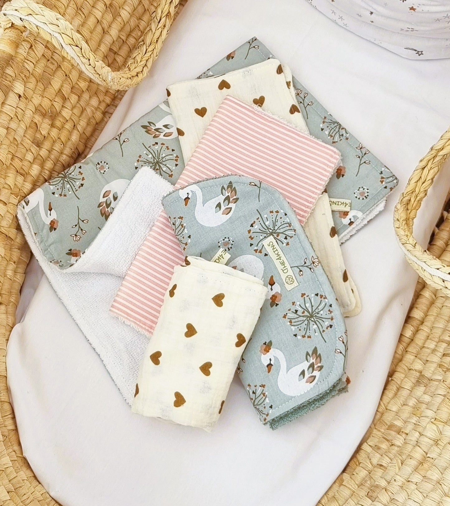 Σετ Daily Rituals με 5 βρεφικά πανάκια φροντίδας από λευκή οργανική μουσελίνα και βαμβακερή πετσέτα σε διάφορα μεγέθη.