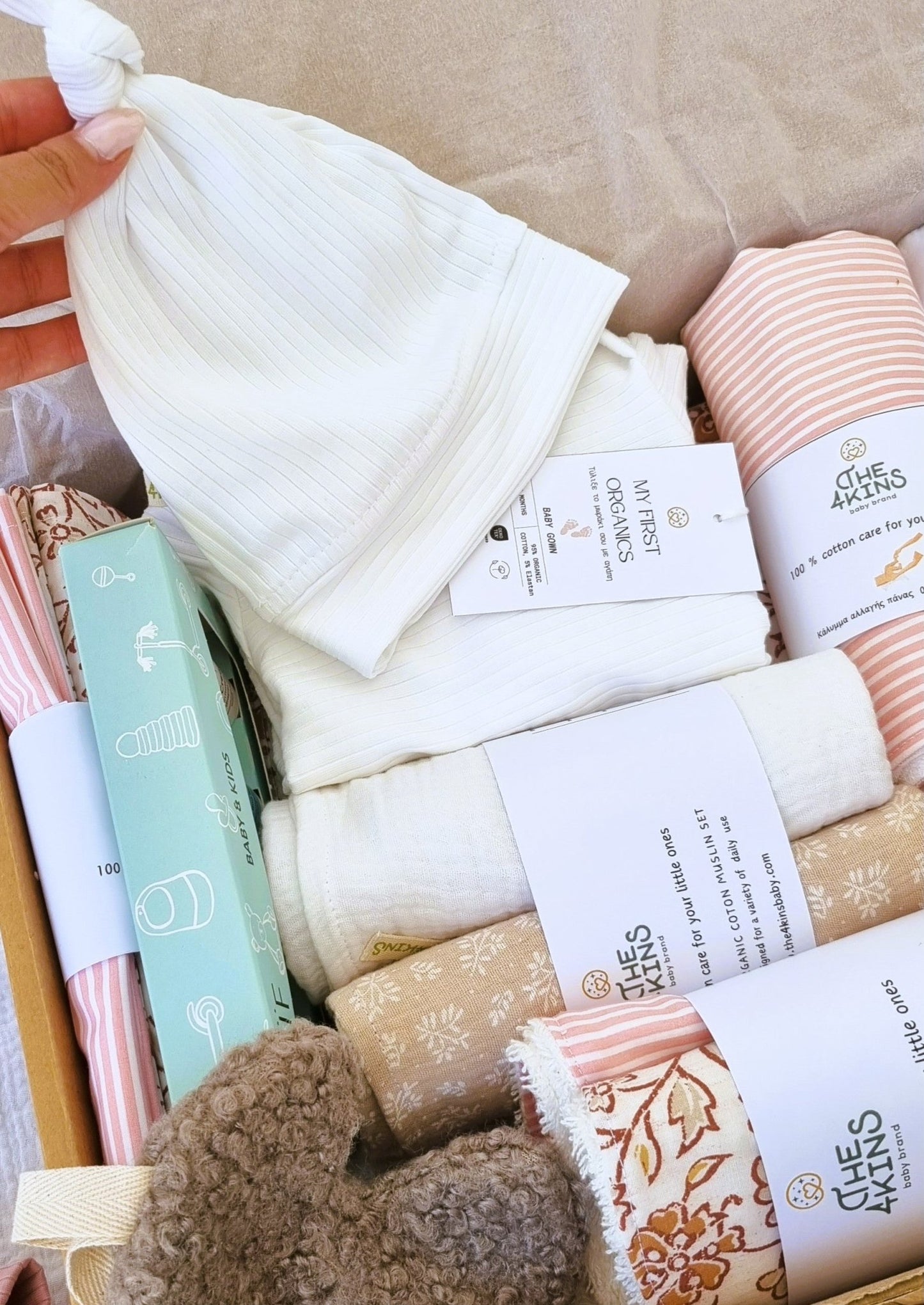 Aνοιχτό Welcome Baby Box με κουβερτούλα minky, υπνόσακο και είδη φροντίδας για τη βαλίτσα μαιευτηρίου